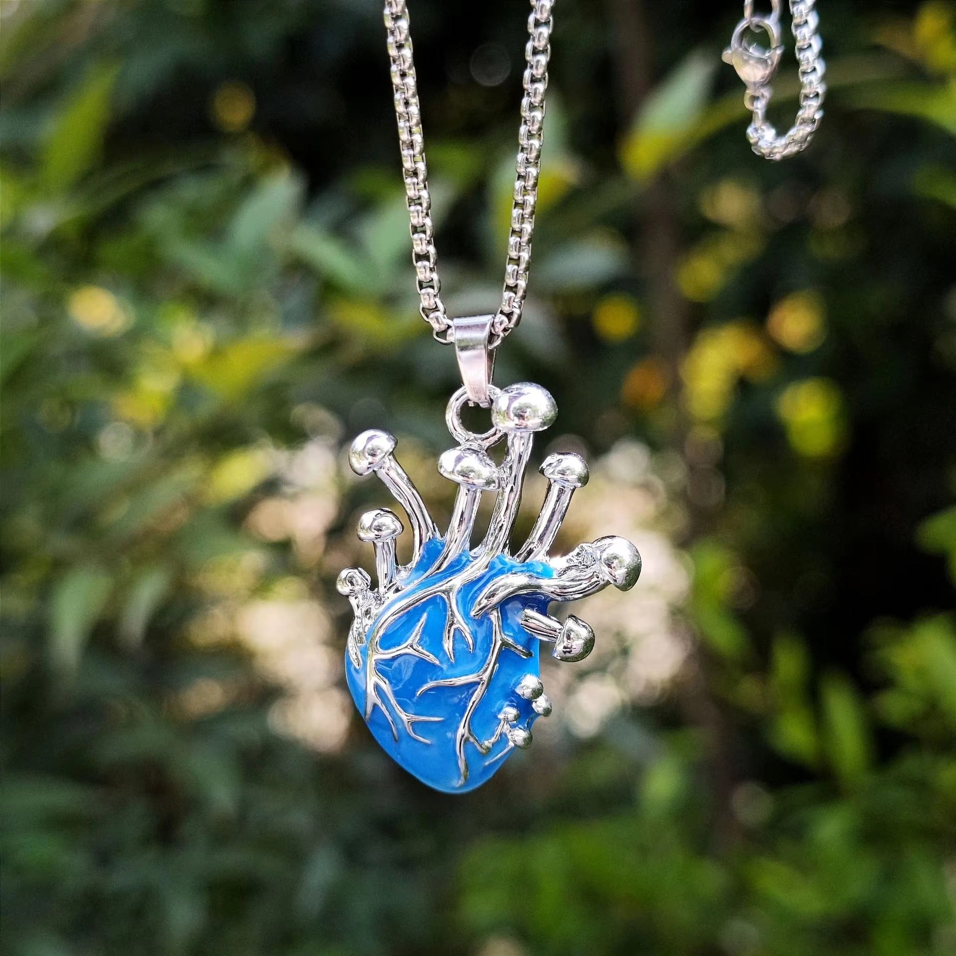Luminous Heart Pendant Necklace – Glow in the Dark